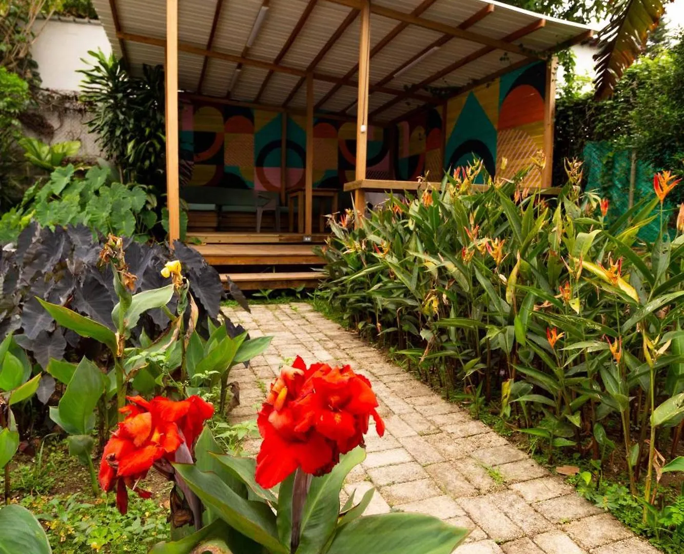 Apartamento Cerca Al Centro Comercial Santafe A105 By Roots Rentals Medellin Colombia